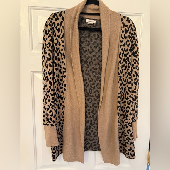 Chic Leopard Print Cardigan Sweater - Picture 1 of 2